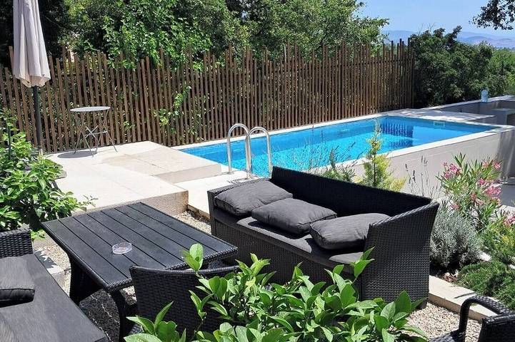 Villa voor 8 personen, with balkon and whirlpool as well as tuin in Montenegro