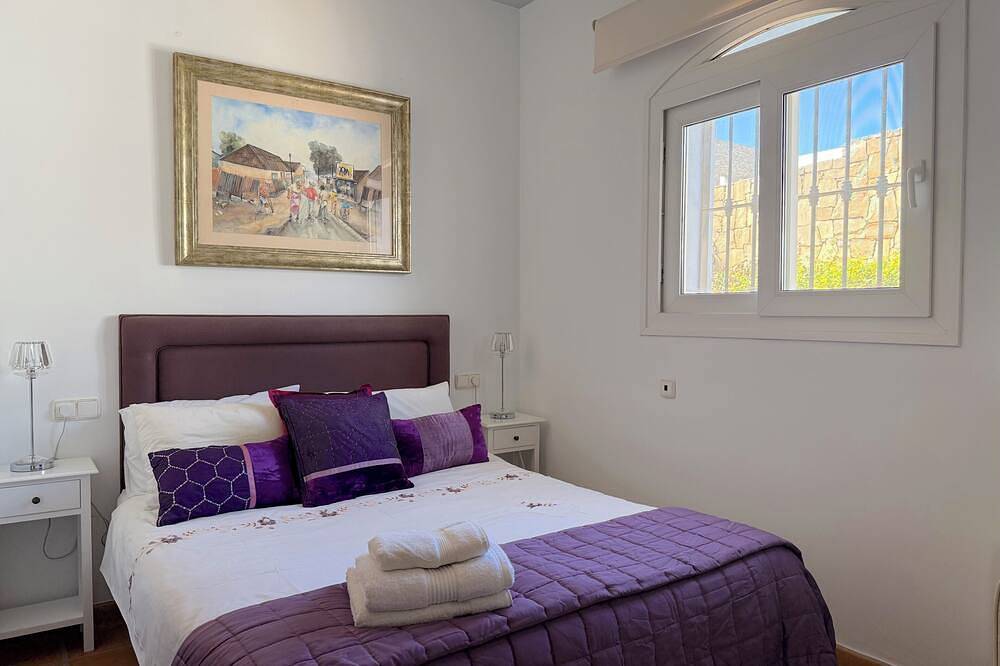 Charming 4-Bed Villa, Private Pool & Garden, Overlooking beach, Sea Views. in Manilva, Málaga Provinz