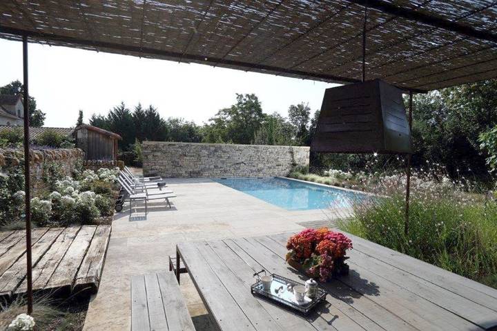Gîte pour 12 personnes, avec jardin ainsi que vue et piscine à Loze