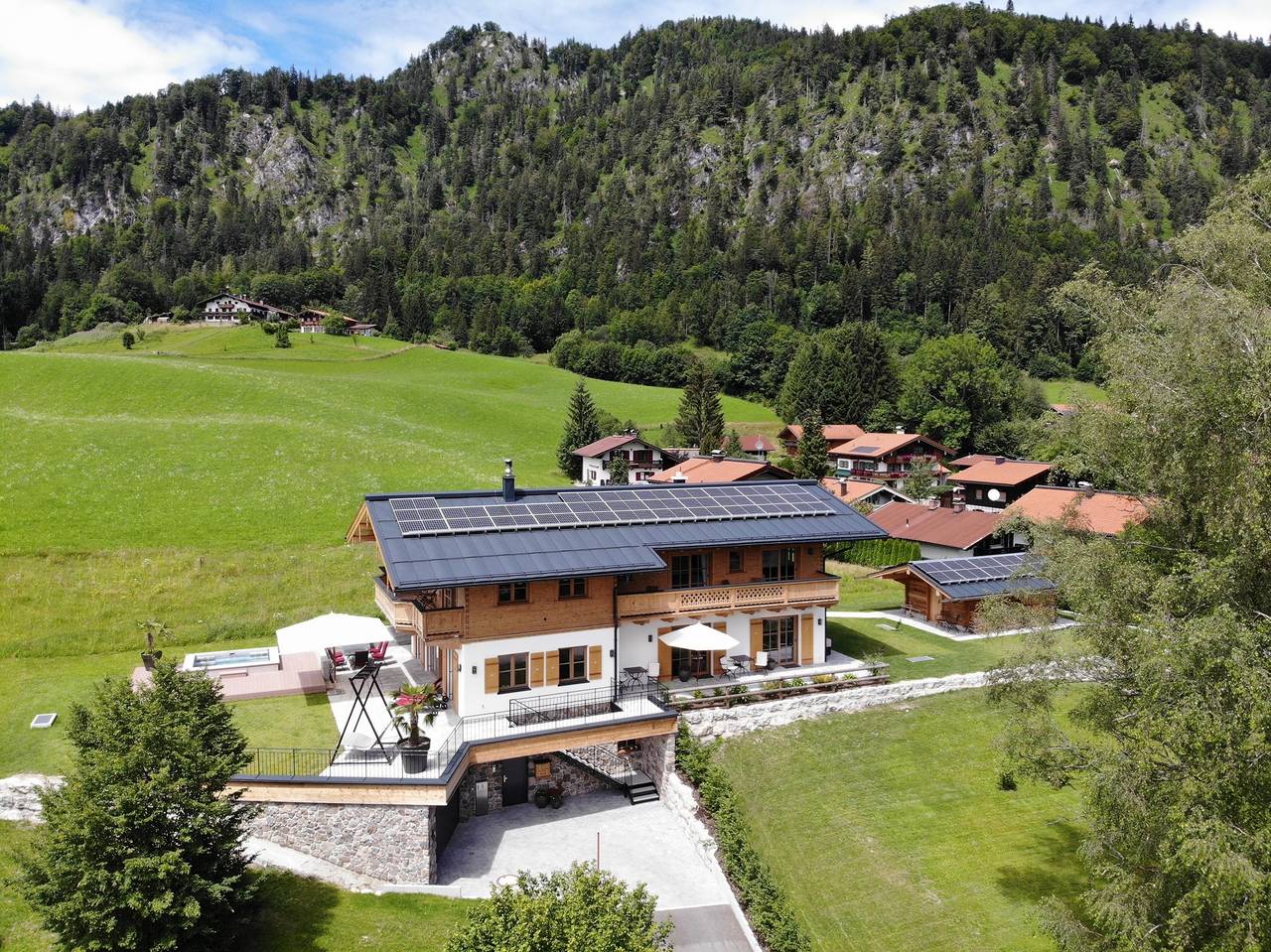 Chalet am Wetterkreuz - Luxus Chalet bis 6 Personen, Küche, Esszimmer, Wohnzimmer, 3 Schlafzimmer, 3 Bäder, Tiefgarage, Pool in Reit im Winkl, Bayerische Alpen