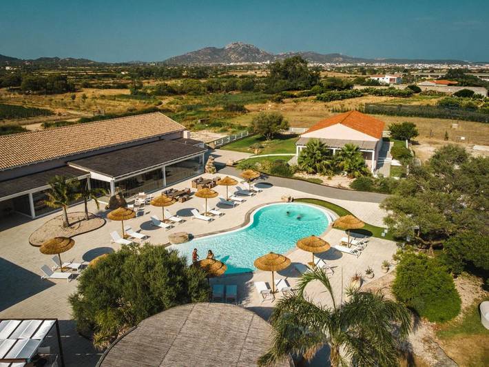 Bungalow per 2 persone, con Terrazza e Giardino nonché Piscina e Panorama ad Olbia