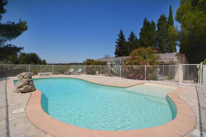 Location de vacances pour 4 personnes, avec jardin ainsi que vue et piscine, animaux acceptés à Paradou - 4