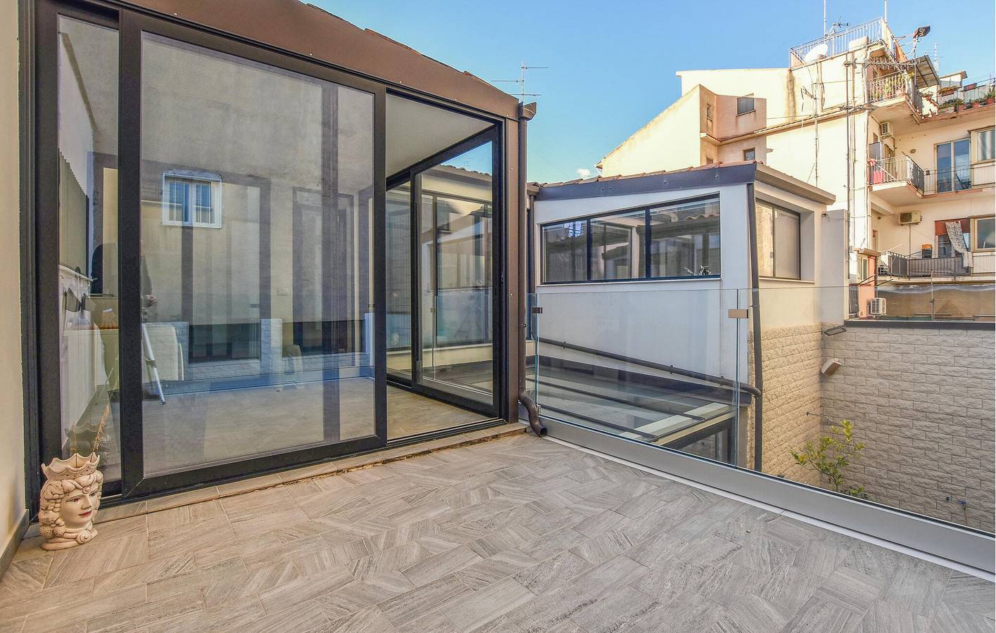 Moderno Apartamento con Piscina, Terraza y AC | Cerca del Centro de Catania in Catania, Provincia de Catania
