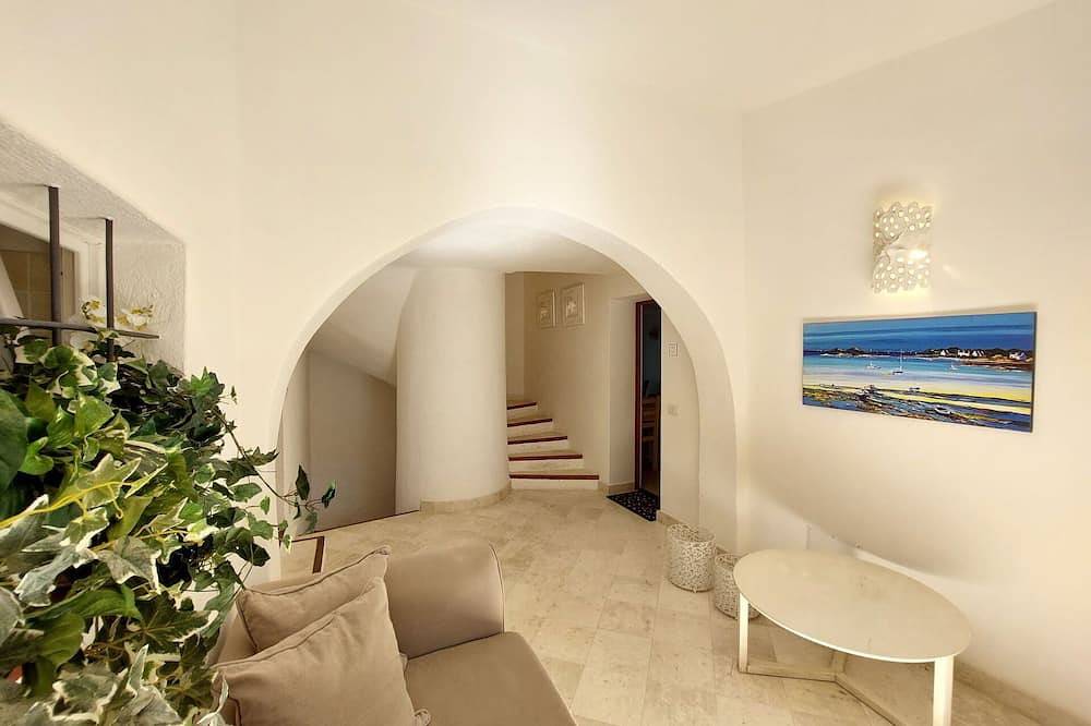 Ganze Wohnung, Schöne Wohnung für 6 Leute mit  W-Lan, Klimaanlage, Tv, Terrasse und Panoramablick in Baja Sardinia, Arzachena