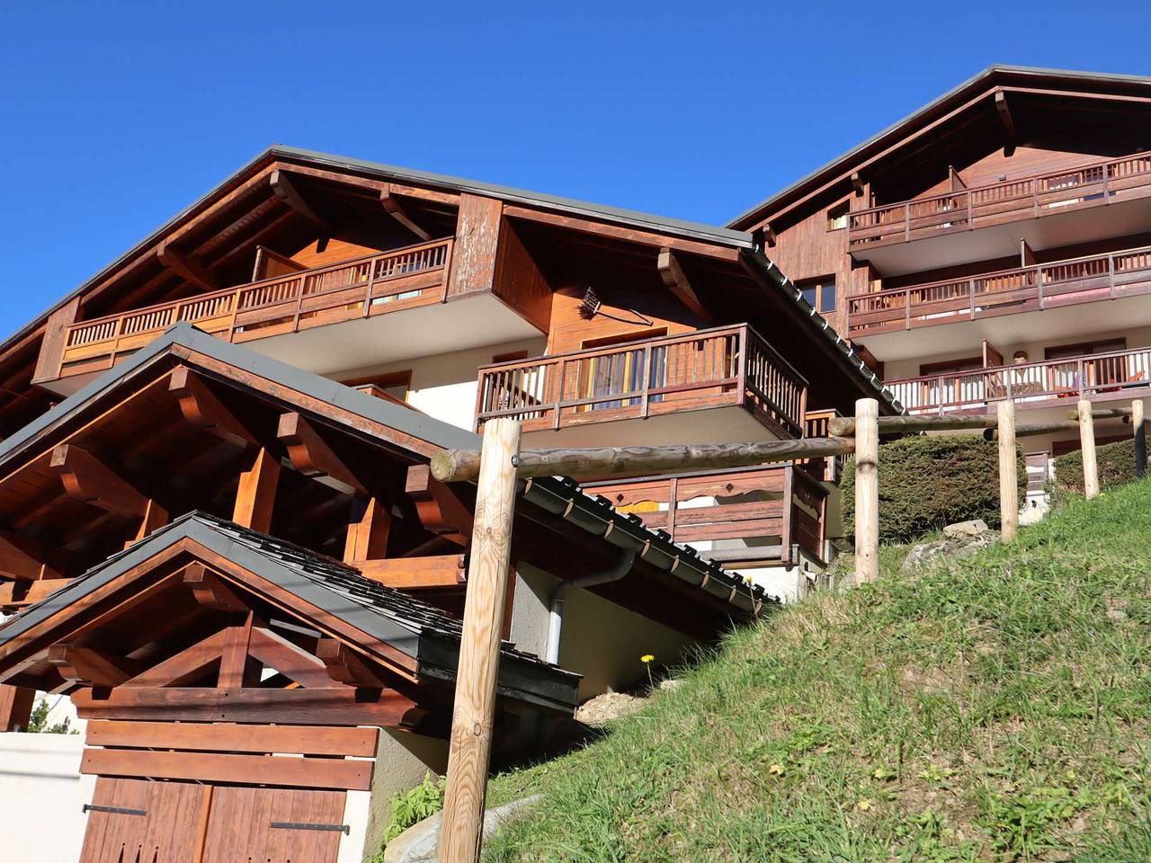 Entire apartment, Sunny Apartment in Beaufort: 2Br, 4-6 Guests, Parking, Terrace, Stunning Mountain Views in Arêches, Beaufort (Rhône-Alpes)