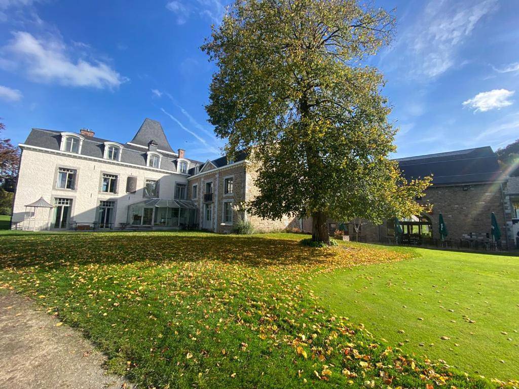 La chambre et le studio du château du golf de Bernalmont in Liège, Région de Liège