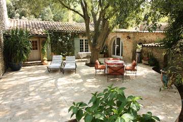 Gîte pour 4 personnes, avec terrasse et piscine ainsi que jardin et jacuzzi à Nîmes