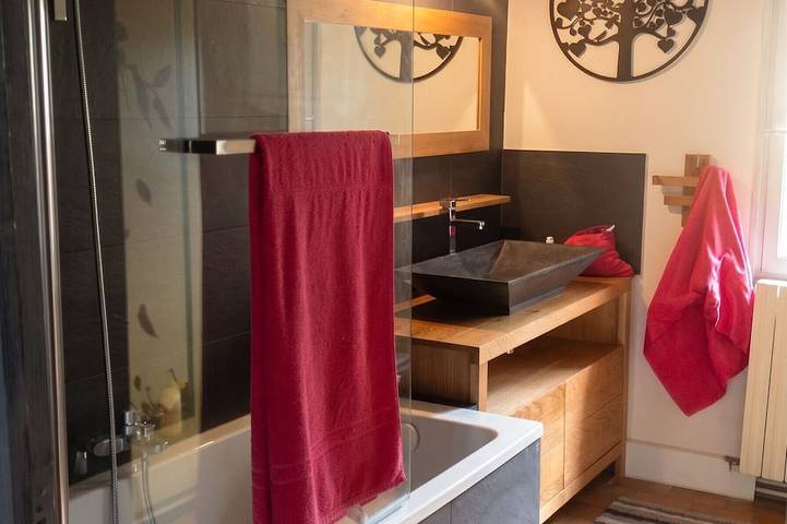 Location de vacances pour 8 personnes, avec Terrasse ainsi que Jardin et Piscine à Saint-Julien-de-la-Nef - 4