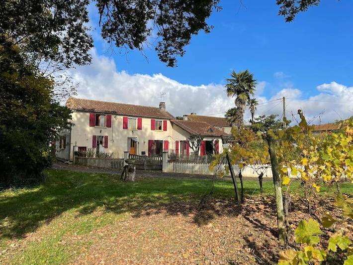 Gîte pour 8 personnes, avec jardin ainsi que vue et piscine, adapté aux familles à Pouydraguin