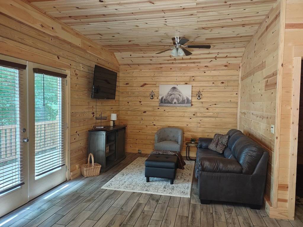 Modern Cabin on wooded 20 acres with scenic view in Lake Cumberland