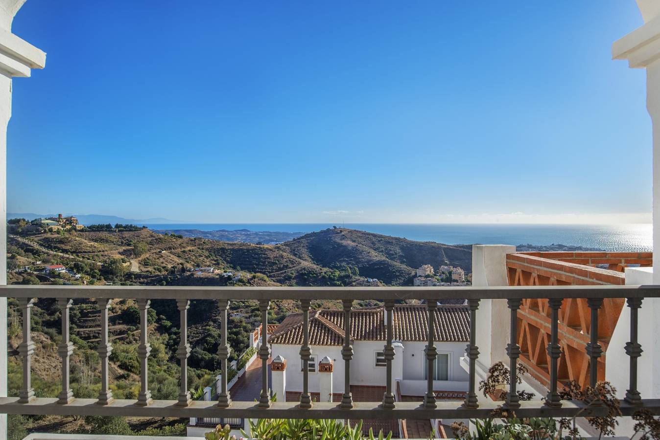 Geheel appartement, Vakantieappartement "Astonishing view modern apartment" met gemeenschappelijk zwembad & Wi-Fi in Urbanizacion Calahonda, Mijas
