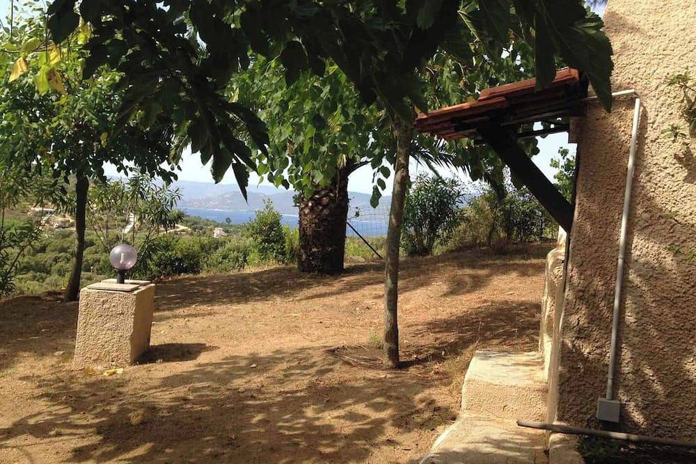 Entire apartment, L'Arbousier apartment ground floor garden with sea view. in Belvédère-Campomoro, Arrondissement de Sartène