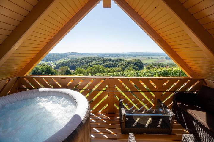 Gîte pour 4 personnes, avec jacuzzi ainsi que jardin et balcon dans Ormož