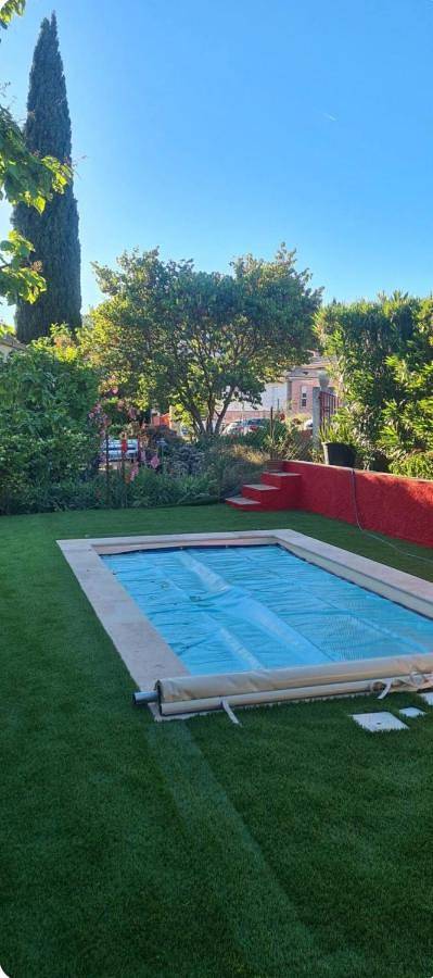 Location de vacances pour 4 personnes, avec vue ainsi que piscine et terrasse dans Office De Tourisme De Pierrefeu Du Var