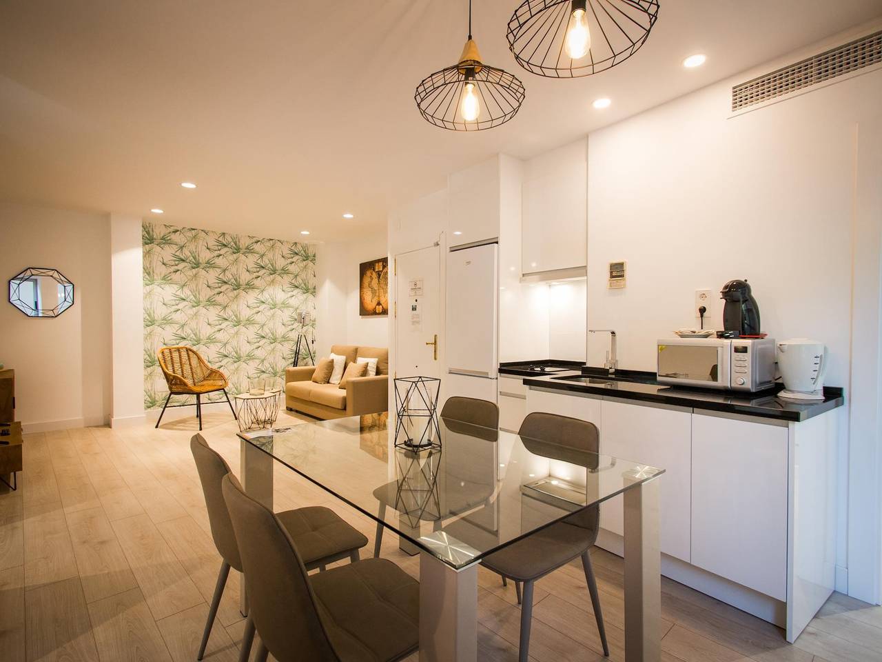 Entire holiday apartment, Holidays2Malaga Comisario High Speed Wifi in Malaga Centro Historico, Malaga