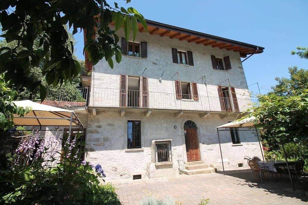 Ganze Wohnung, Casa Frey apt. 1 three-room apartment on Lake Orta with garden and swimming pool in Vacciago, Comune di  Ameno