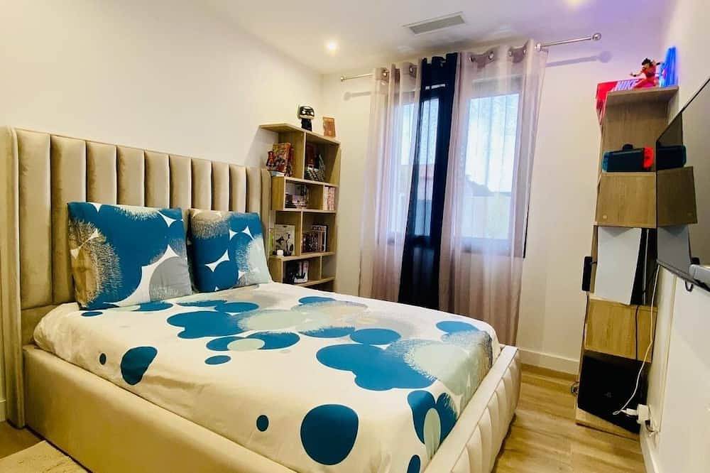 Villa swimming pool 6 persons garden not overlooked in Aimargues, Nimes region