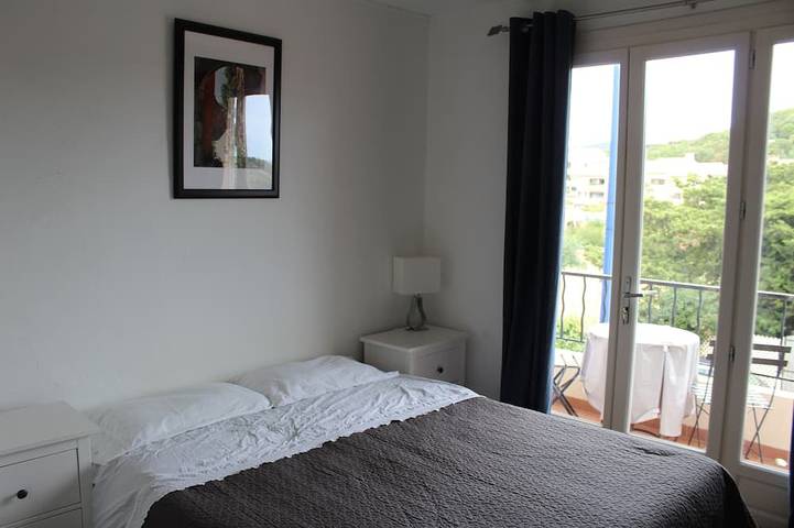 Gîte pour 4 personnes, avec balcon et piscine dans Office De Tourisme De La Croix Valmer - 4