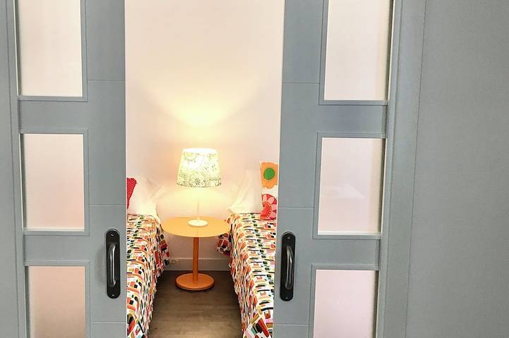 Appartamento intero, Historic Madrid Center, Cozy 2-bedroom w Lift, Kitchen, AC, Ez Self Check In! in Centro (Madrid), Madrid