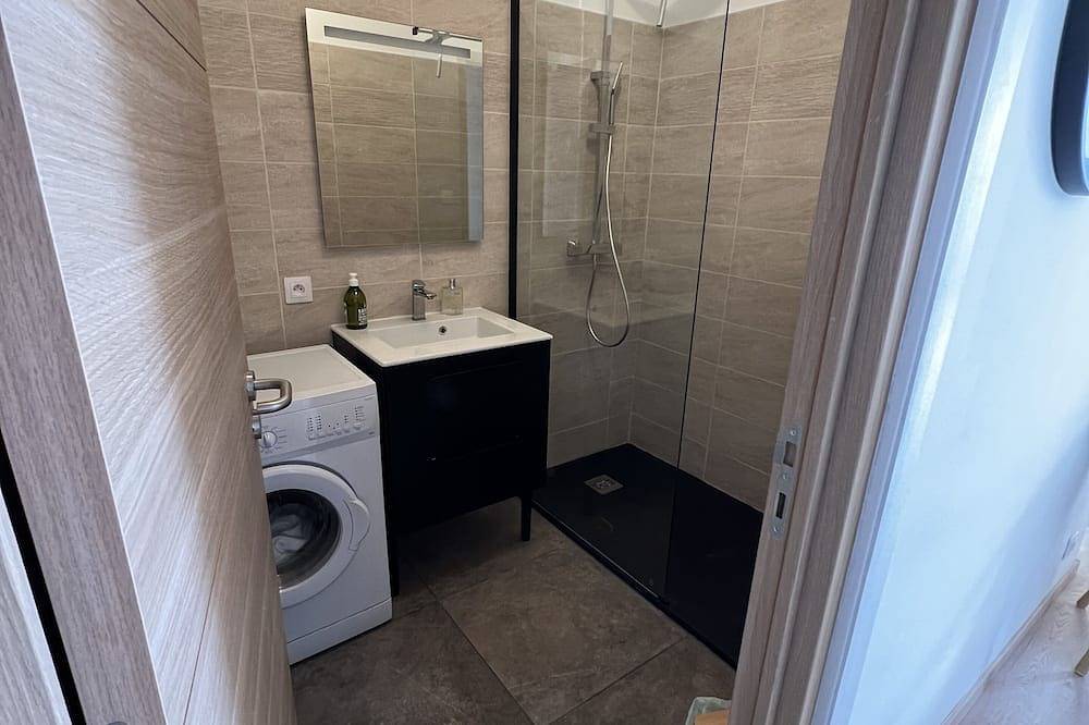 Appartement entier, Rent Large furnished F1 sea view - route des Sanguinaires in Ajaccio in Ajaccio, Golfe D'Ajaccio