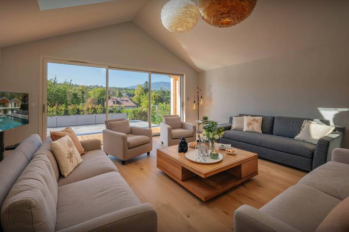 Villa pour 8 personnes, avec piscine ainsi que sauna et jardin sur le Lac d'Annecy - 2