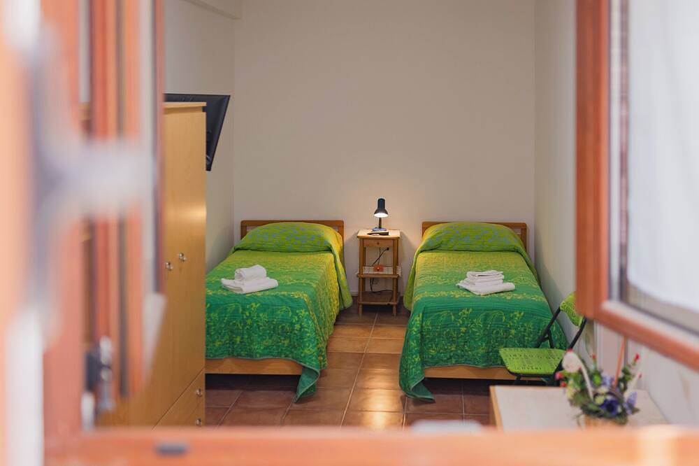 Cozy house in the center of town, minutes from nuraghi, domus and beaches in Ossi, Sassari Provinz