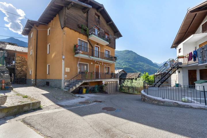 Appartement entier, Appartement « Le Nid du Pic Vert » avec vue montagne, balcon et Wi-Fi in Challand-Saint-Victor, Alpes valaisannes