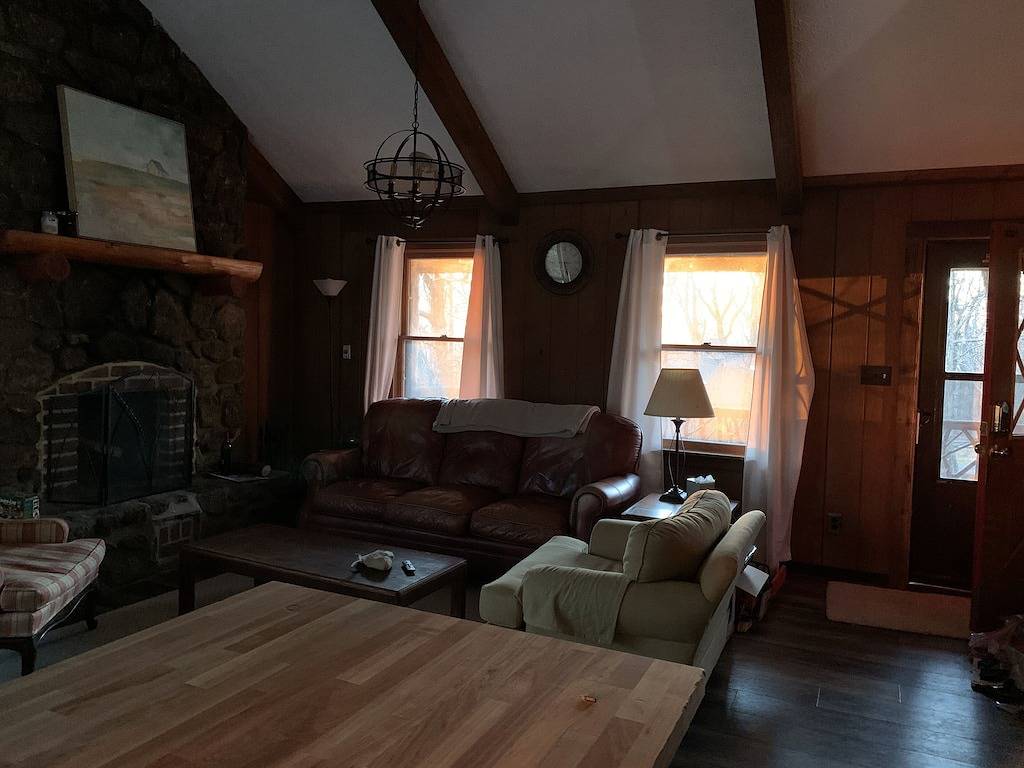 Cozy Cabin with private Hot Tub! in Blue Ridge Parkway, Wintergreen