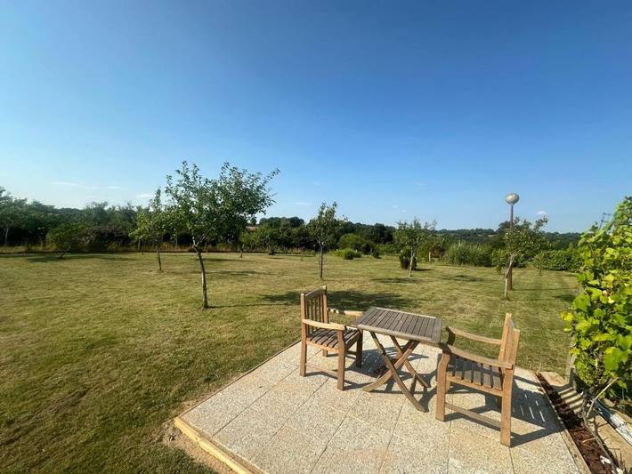 Location de vacances pour 7 personnes, avec jardin et piscine ainsi que vue et terrasse à Brigueil-le-Chantre - 2