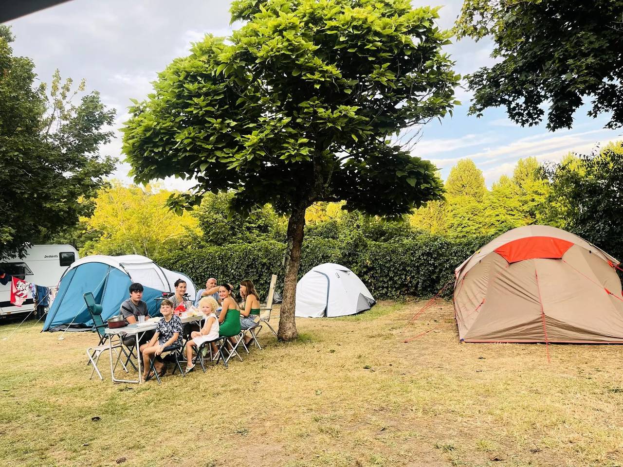 Mobil Home Komfort + 2 Schlafzimmer 4/6 Personen, überdachte Terrasse ,Tv, Clim, Lv, 33 m2 (2022) in Lalevade-d'Ardèche, Parc naturel régional des Monts d'Ardèche