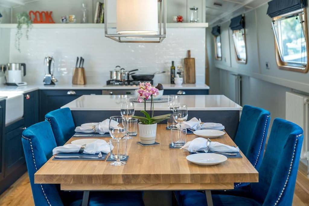 Luxurious houseboat near Canary Wharf in London in Tower Hamlets, London
