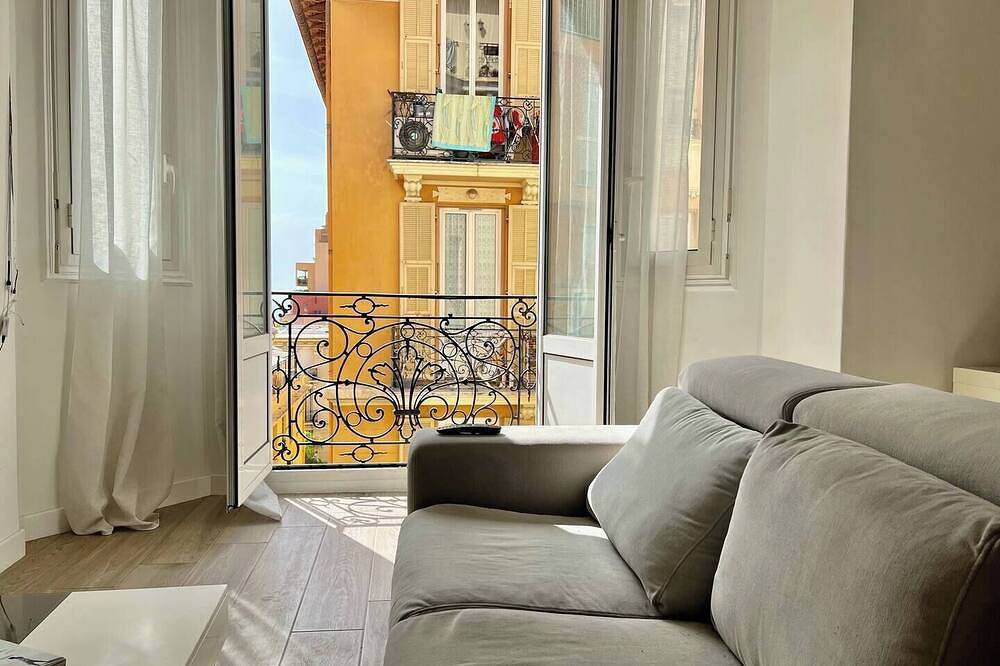 Ganze Wohnung, Spacious and stylish 3-bedroom apartment just steps from Monaco. Ideally located in the center of Beausoleil, it features contemporary decor, a fully equipped kitchen, air conditioning, and two modern bathrooms — perfect for a comfortable stay in Beausoleil, Nizza und Umgebung