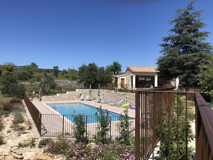 Location de vacances pour 4 personnes, avec jardin ainsi que piscine et vue à Lagorce