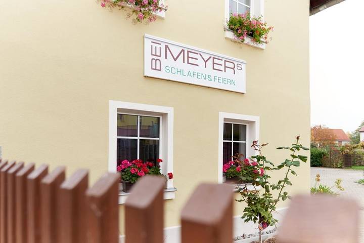 BnB für 4 Personen, mit Terrasse und Garten sowie Ausblick in Markkleeberg