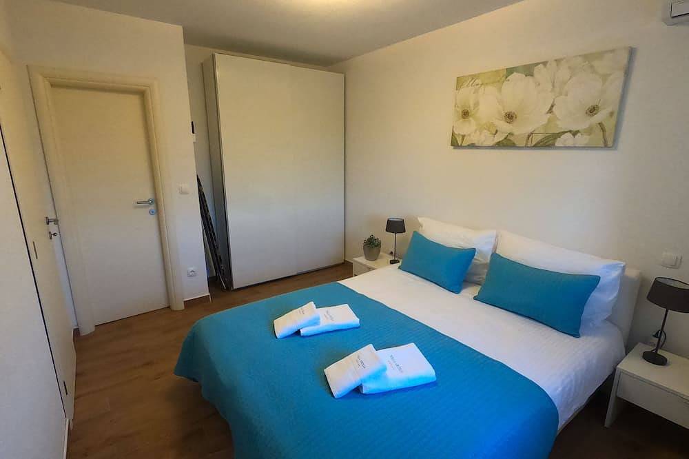 Villa Cecilia (5 *): Steinhaus, Beheizter Innenpool, Spielplatz, Fitnessraum in Lakmartin, Krk
