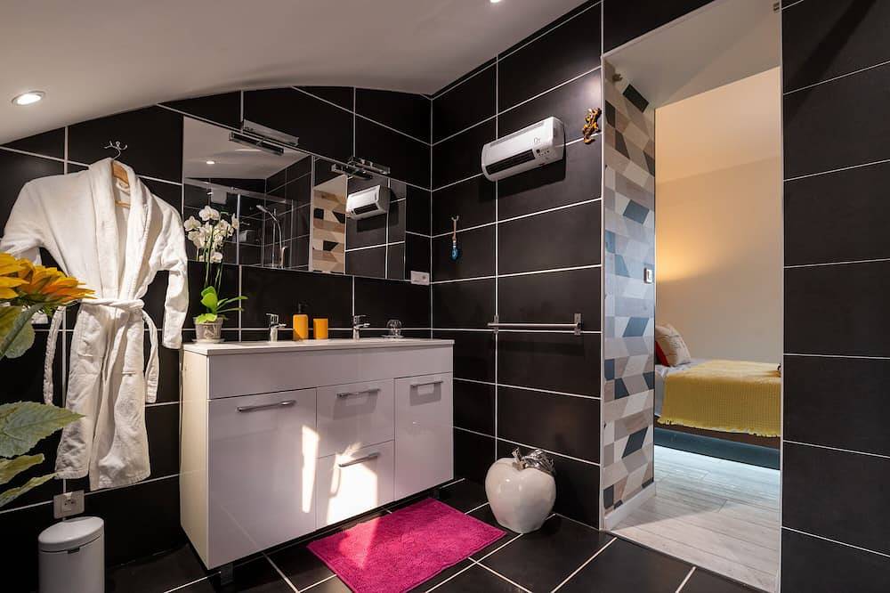 Habitación 'Gwened' con terraza compartida, Wi-Fi y aire acondicionado in Ploeren, Côte des Mégalithes