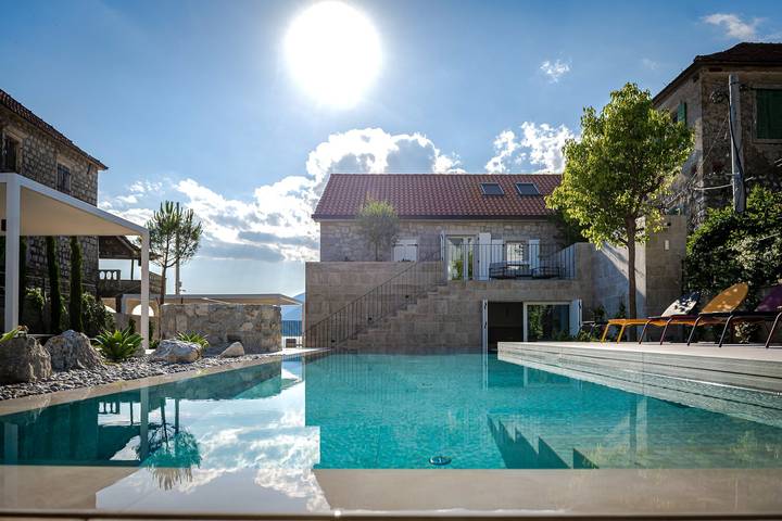 Location de vacances pour 6 personnes, avec Vue sur l’océan ainsi que Balcon/Terrasse et Jardin dans Tivat