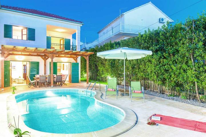 Villa für 8 Personen, mit Terrasse und Pool, mit Haustier