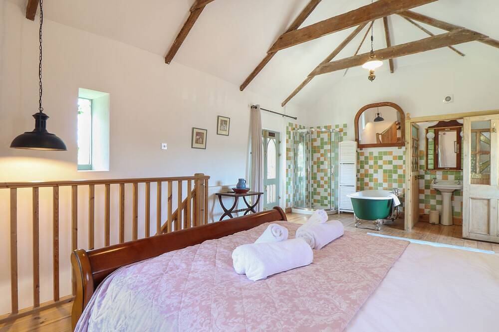 Oofoo’S Barn, pet friendly, character holiday cottage in Mullion in Mullion, Cornwall