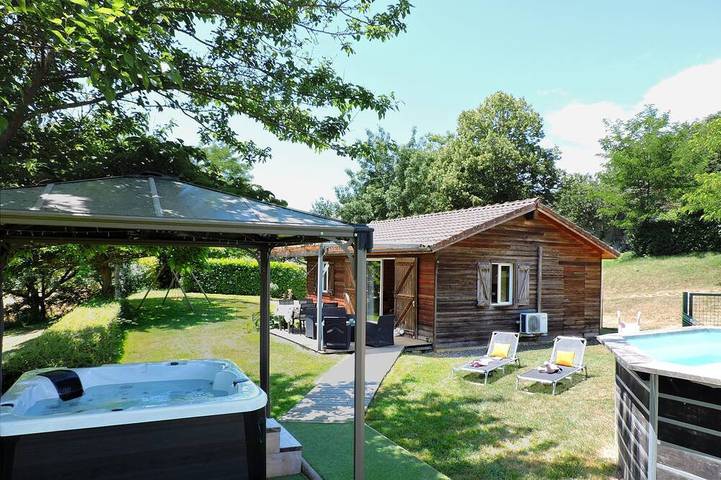 Location de vacances pour 4 personnes, avec Jacuzzi ainsi que Terrasse et Jardin à Peyrusse-Grande