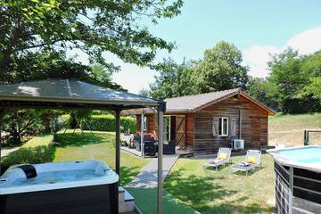 Gîte pour 4 personnes, avec jardin et jacuzzi à Peyrusse-Grande