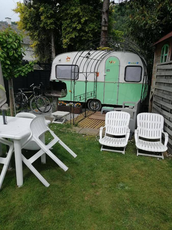 Gîte pour 3 personnes, avec terrasse ainsi que piscine et jardin dans Godinne