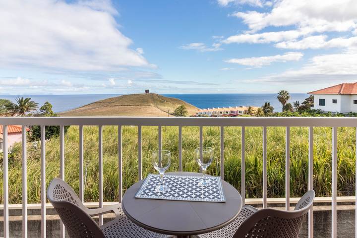 Appartement entier, Appartement "Avec la vue sur la mer" avec balcon et Wi-Fi in Caniço, Île de Madère