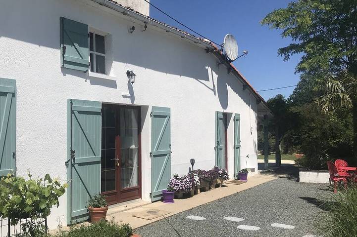 Location de vacances pour 6 personnes, avec piscine ainsi que jardin et sauna à La Chapelle-Saint-Étienne