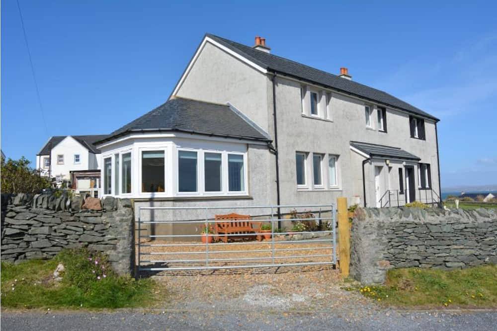 Stunning sea view, 1 minute to beach & conservation village Sleeps 6, 3 bedrooms in Port Charlotte (Islay), Argyll & Bute