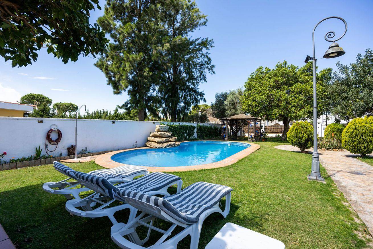 Ganze Wohnung, 🏡 Großzügige Villa mit Privatem Pool in Chiclana | 5 Schlafzimmer | Garten & Terrasse in Los Gallos-Cerromolino, Chiclana de la Frontera