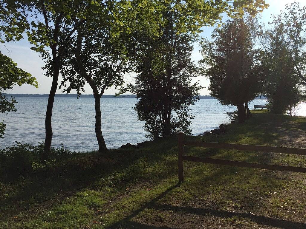 Alden Sunrise Cabin in der malerischen Innenstadt von Alden in der Nähe von Torch Lake in Torch Lake