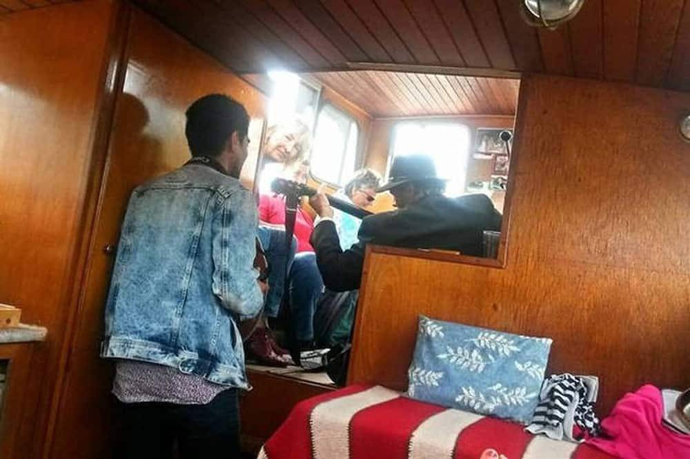 Schlafen auf einer Motoryacht in Diemen, Holländische Küste