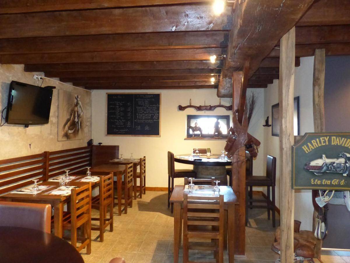 Family Room with Private Bathroom in Nouâtre, Région de Chinon