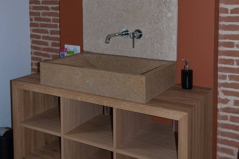 Gite Le Roucayral, superb view of St Cirq Lapopie. 2 air-conditioned bedrooms. in Tour-de-Faure, Causses du Quercy Regional Nature Park